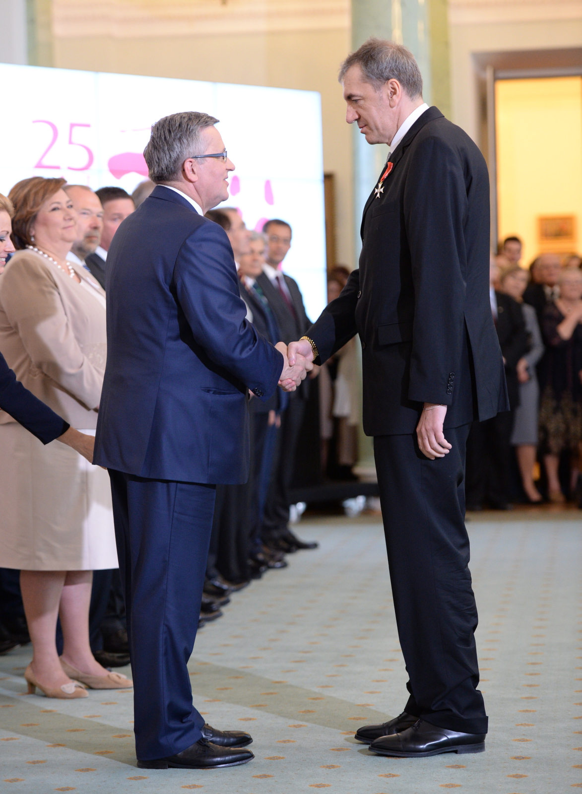 Prezydent Bronisław Komorowski wręczył reżyserowi Władysławowi Pasikowskiemu Krzyż Oficerski Orderu Odrodzenia Polski podczas uroczystości wręczenia w odznaczenia państwowych z okazji Święta Wolności w 25. rocznicę wyborów czerwcowych