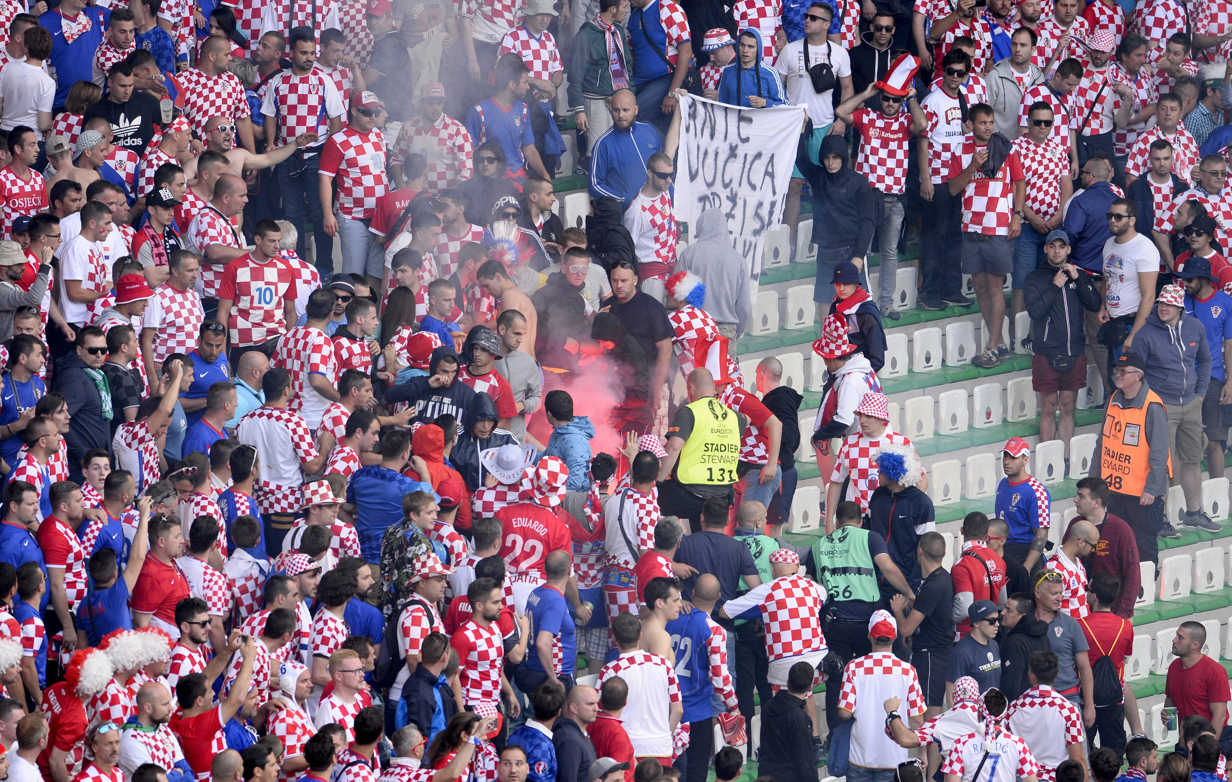 Najpierw Anglicy i Rosjanie, teraz Chorwaci. Kolejni kibice zakłócili mecz Euro 2016
