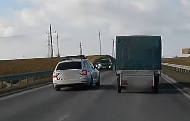 Hajmeresztő manőverbe kezdett egy rendőrautó Keszthelyen: centiken múlott a baleset – videó