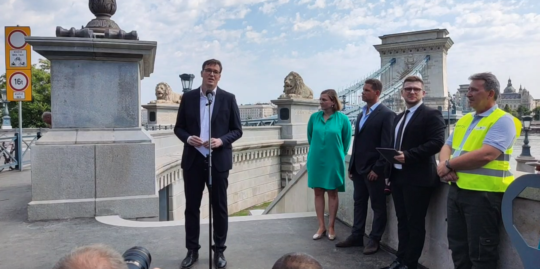 „Izgultam, hogy Budapest születésnapjára elkészüljön” – Karácsony Gergely átadta a felújított Lánchidat – videó