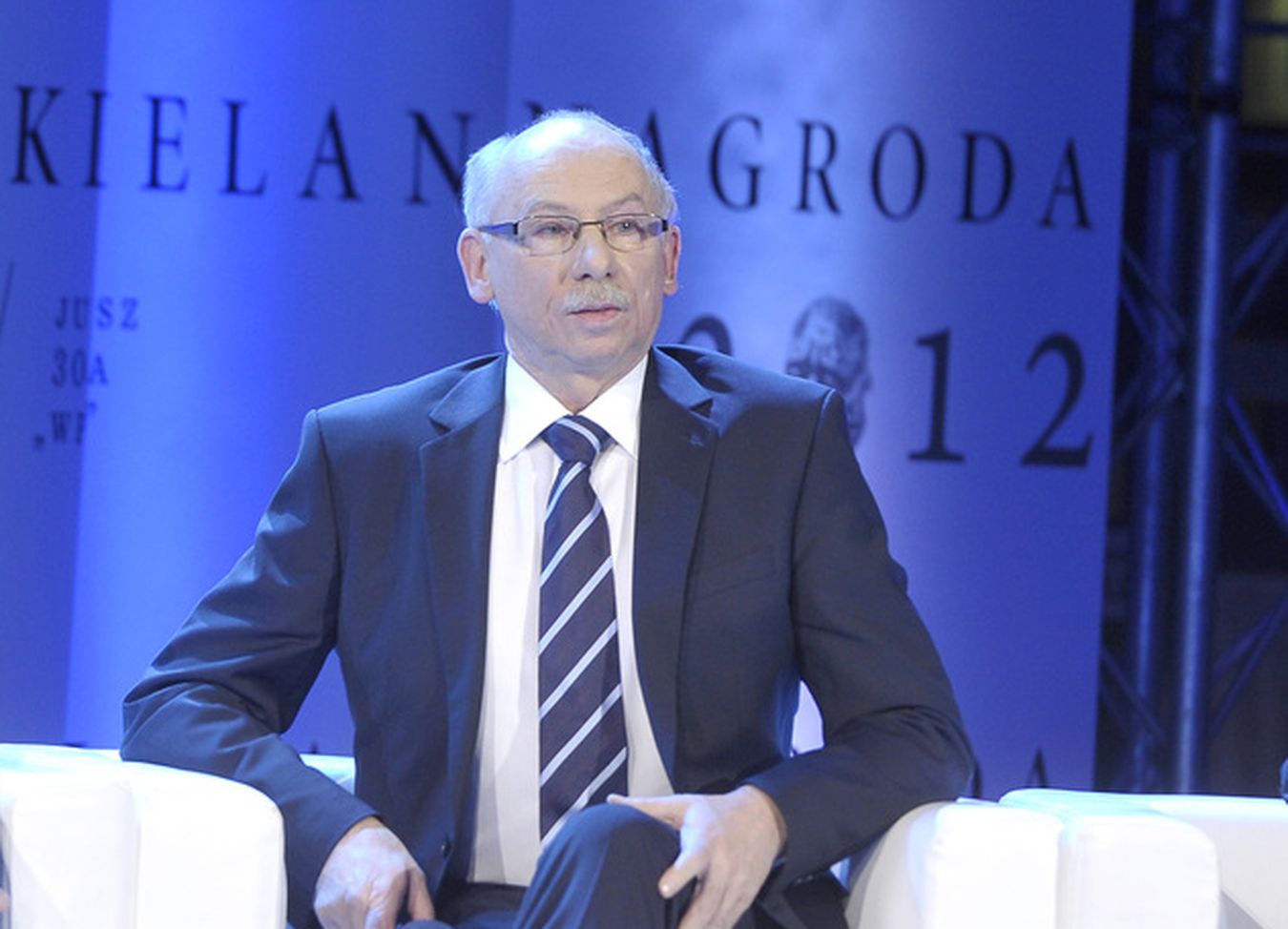 Polityk wykazał w oświadczeniu majątkowym 300 tys. zł. oszczędności i 1 mln zł jako lokatę małżonki w funduszu inwestycyjnym. Lewandowski ma także ponad 200 tys. euro. Ma kilka mieszkań. O powierzchni 107,6 m2 - wartość 900 tys. zł. 112 m2 - 500 tys. zł. 43 m2 - 200 tys. zł. 66 m2 - ok. 550 tys. zł. 103,7 m2 - 360 tys. euro. Posiada także działkę nabytą za 25 tys. zł. <a href=