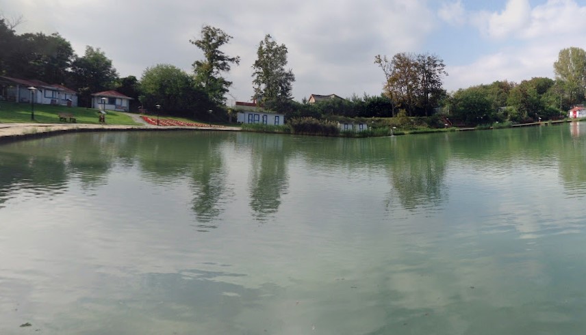 Tóba fulladt egy férfi Gyömrőn – fotók a tragédia helyszínéről