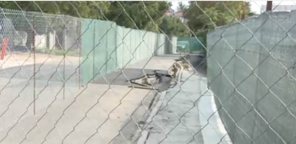 Süllyed az egész utca, egy építkezés miatt: a kivitelező a hivatal tiltása ellenére folytatta a munkát - videó