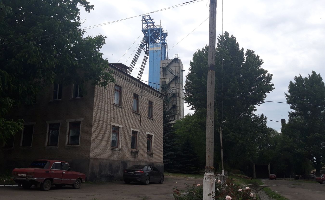 Na Zołotej działa sześć pomp, które łącznie są w stanie wypompować 1500 m sześc. wody na godzinę. Przed wojną nie były potrzebne, ale separatyści z ŁRL zamknęli i zalali leżącą nieopodal kopalnię Perwomajśką. A ponieważ ich korytarze są ze sobą połączone, woda zaczęła się wdzierać i tutaj. Głównym zadaniem Zołotego jest dziś walka z nią, a nie wydobycie węgla. Po to, by sąsiednie kopalnie mogły produkować. Tempo napływu wody zależy od pogody. Jeśli jesień będzie mocno deszczowa, sześć pomp może nie wystarczyć. Dyrektor Bielicki mówi, że potrzebują jeszcze ośmiu, z których każda kosztuje 1,5 mln hrywien (210 tys. zł).