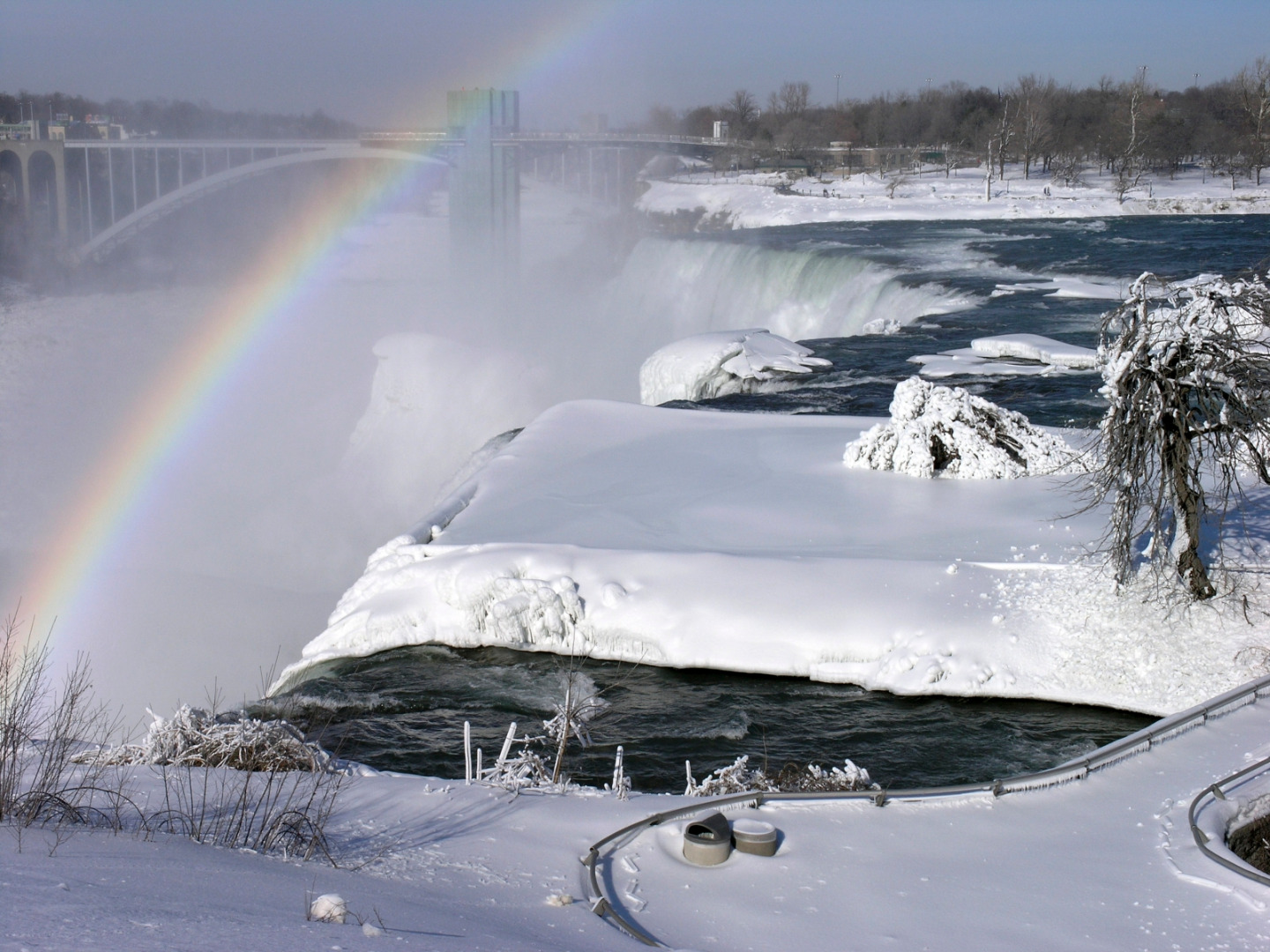 Tęcza nad zamarzniętą Niagarą