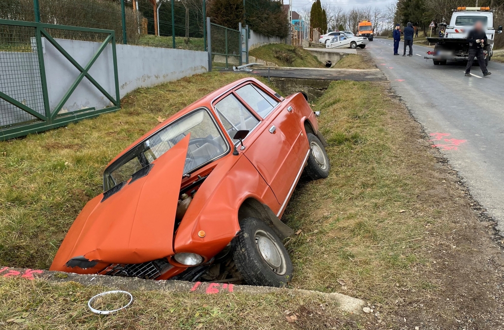 Az árokba borult az öreg Zsiguli: egy idős nő vesztette életét a Zala megyei tragédiában – fotók