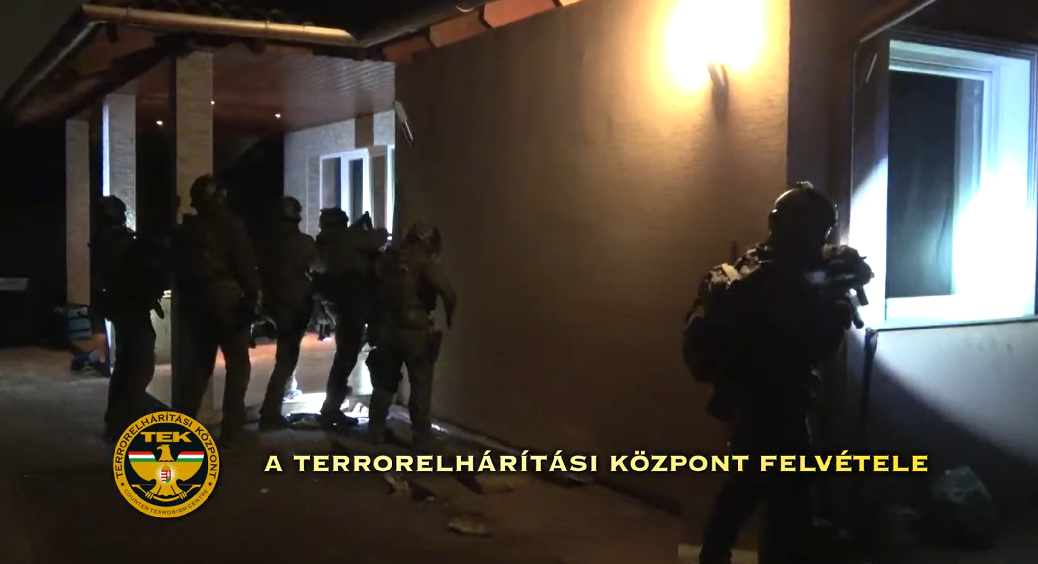 Pitbullokkal őrizte a fegyverarzenált és a drogot egy pesti pár, lecsapott rájuk a TEK - videó