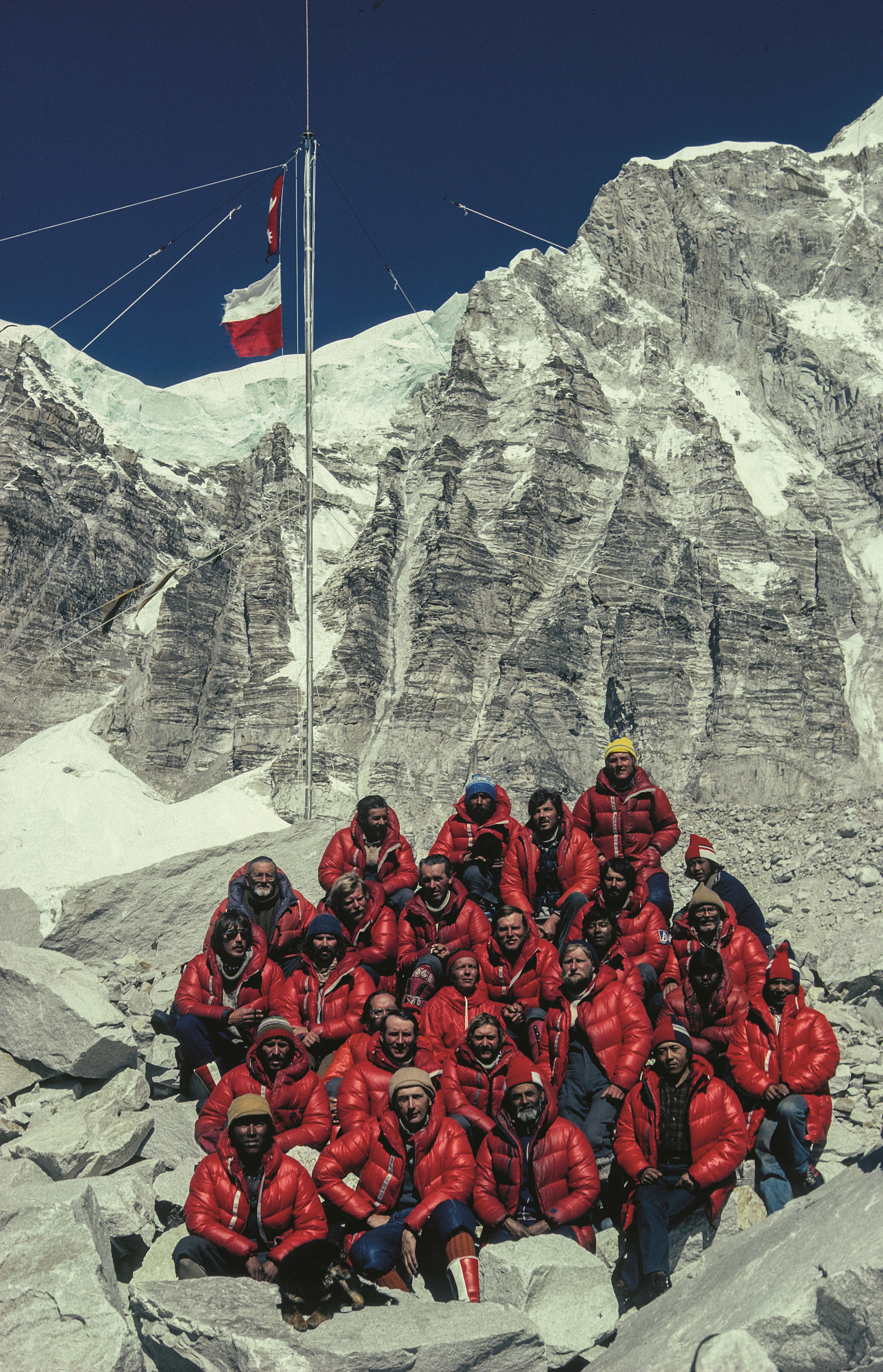 Uczestnicy polskiej wyprawy zimowej na Mount Everest, 21 lutego 1980 r.; zdjęcie zrobione ostatniego dnia wyprawy z uwagi na przesąd, że fotografie zbiorowe całego składu wykonane w jej trakcie przynoszą pecha