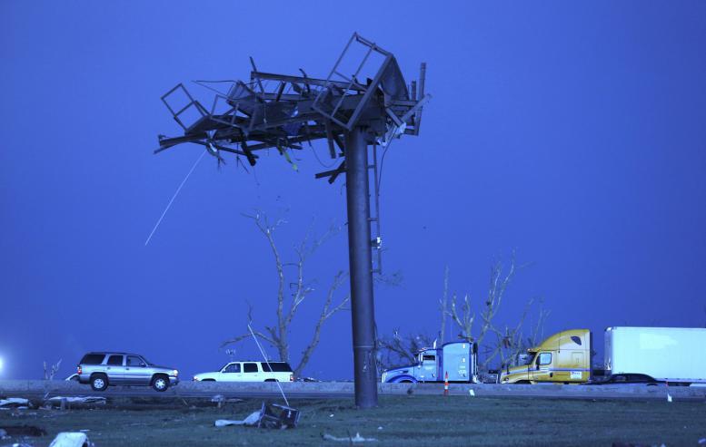 USA tornado Oklahoma 2013 zniszczony znak przy drodze stanowej