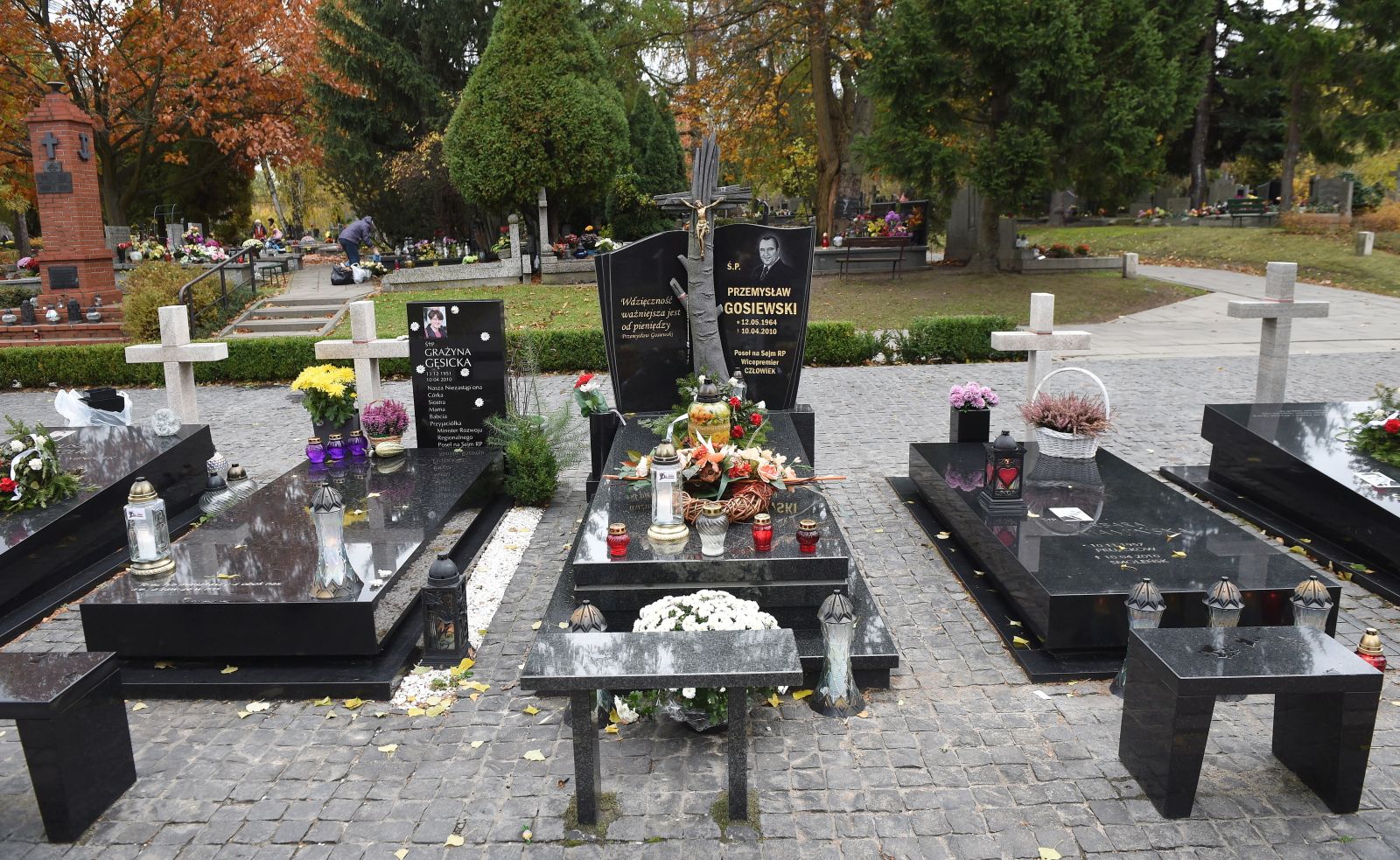 W kwaterze smoleńskiej na warszawskich Powązkach znajdują się nagrobki 28 osób. Są to: gen. Andrzej Błasik, gen. Franciszek Gągor, Grażyna Gęsicka, gen. Kazimierz Gilarski, Przemysław Gosiewski, ppłk Robert Grzywna, Mariusz Handzlik, ks. Roman Indrzejczyk, kpt. Paweł Janeczek, Dariusz Jankowski, Natalia Januszko, Mariusz Kazana, Janusz Krupski, Wojciech Lubiński, Barbara Maciejczyk, Barbara Mamińska, Stefan Melak, ppor. Andrzej Michalak, mjr Dariusz Michałowski, Stanisław Mikke, por. Piotr Nosek, Andrzej Przewoźnik, Sławomir Skrzypek, Władysław Stasiak, ppor. Jacek Surówka, Aleksander Szczygło, Jolanta Szymanek-Deresz i Izabela Tomaszewska. <BR><BR> W monument wkomponowana jest również tablica przykrywająca urnę z prochami szczątków odnalezionych na miejscu katastrofy po zakończeniu pogrzebów. Zawiera prochy 12 osób.