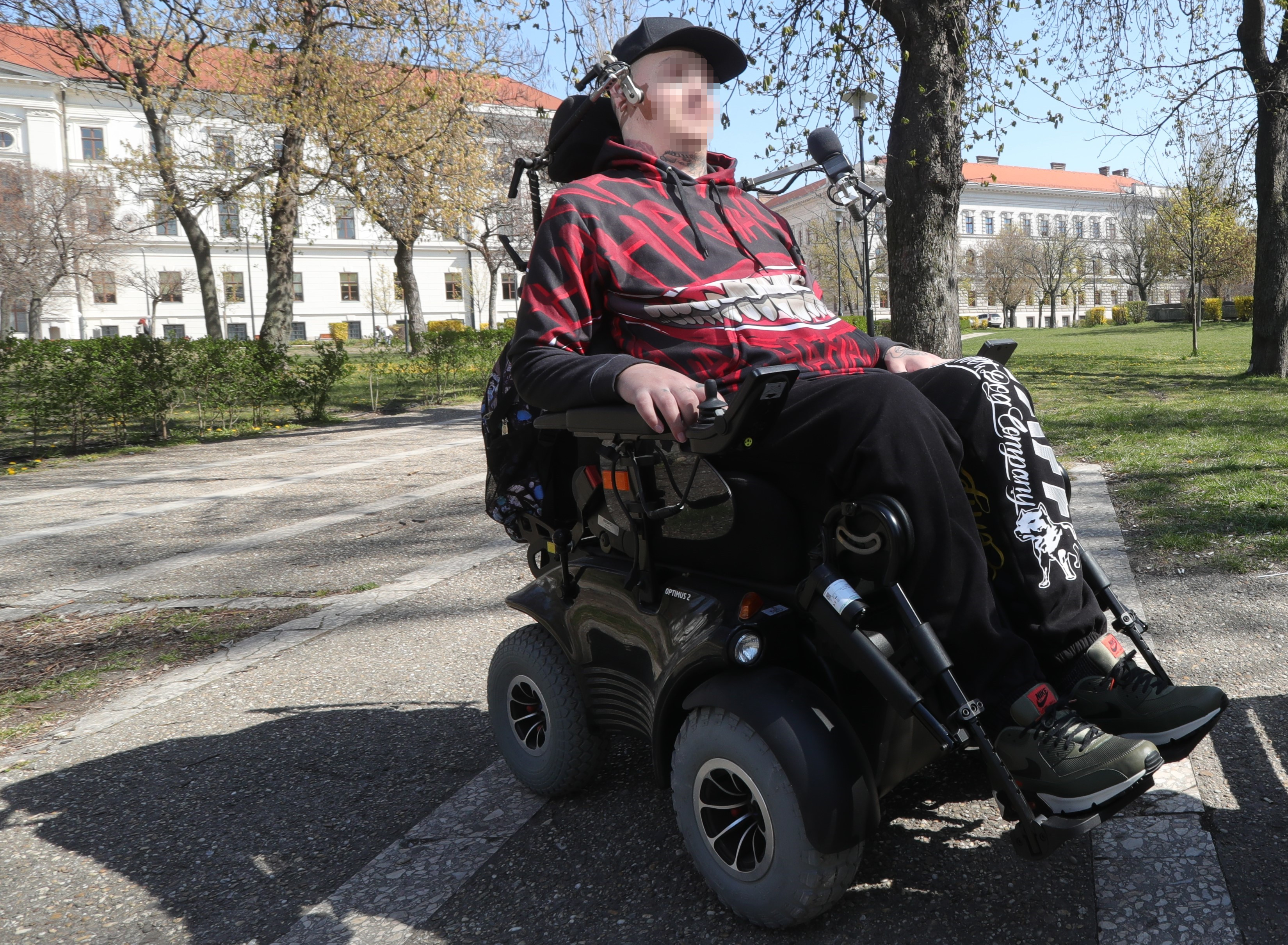 Nevelőapja húzta le 49 millióval a balesetben lebénult Tamást - Rekordkártérítéséből forgatták ki a szülei, anyja büntetését mégsem kérte