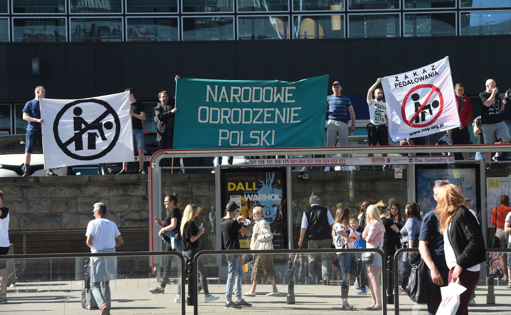 Na wysokości pl. Starynkiewicza policjanci oddzielili kordonem pikietę ONR, liczącą ok. 20-30 osób. Na ul. Koszykowej policjanci odseparowali grupę przeciwników parady, którzy wykrzykiwali wrogie hasała. Uczestnicy odpowiedzieli im okrzykami: