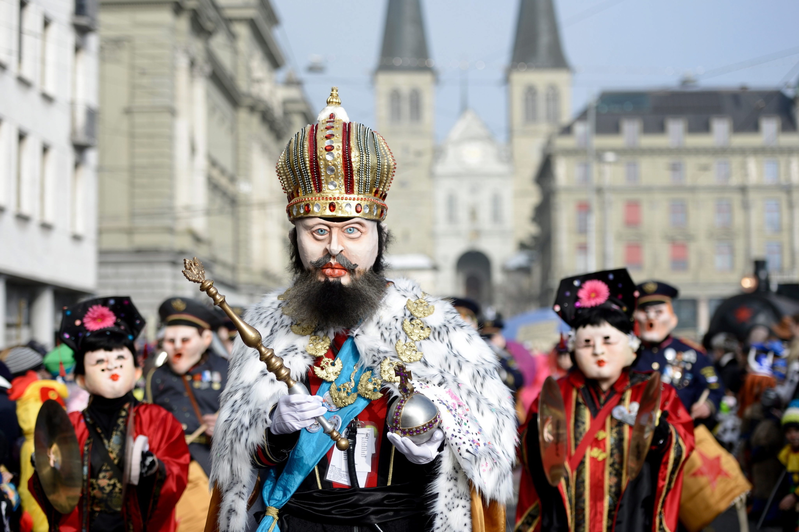 Przez sześć dni poprzedzających rozpoczęcie Wielkiego Postu, od 12 do 17 lutego, Lucerna przechodzi we władanie karnawałowiczów. Przez miasto przechodzą liczne parady, między innymi parada monstrów, lecz także parada dzieci w kolorowych kostiumach, odbywają się również pokazy orkiestr, imprezy taneczne. Zabawy trwają do białego rana.
<br /><br />Taka walka karnawału z postem bardzo nam się podoba!