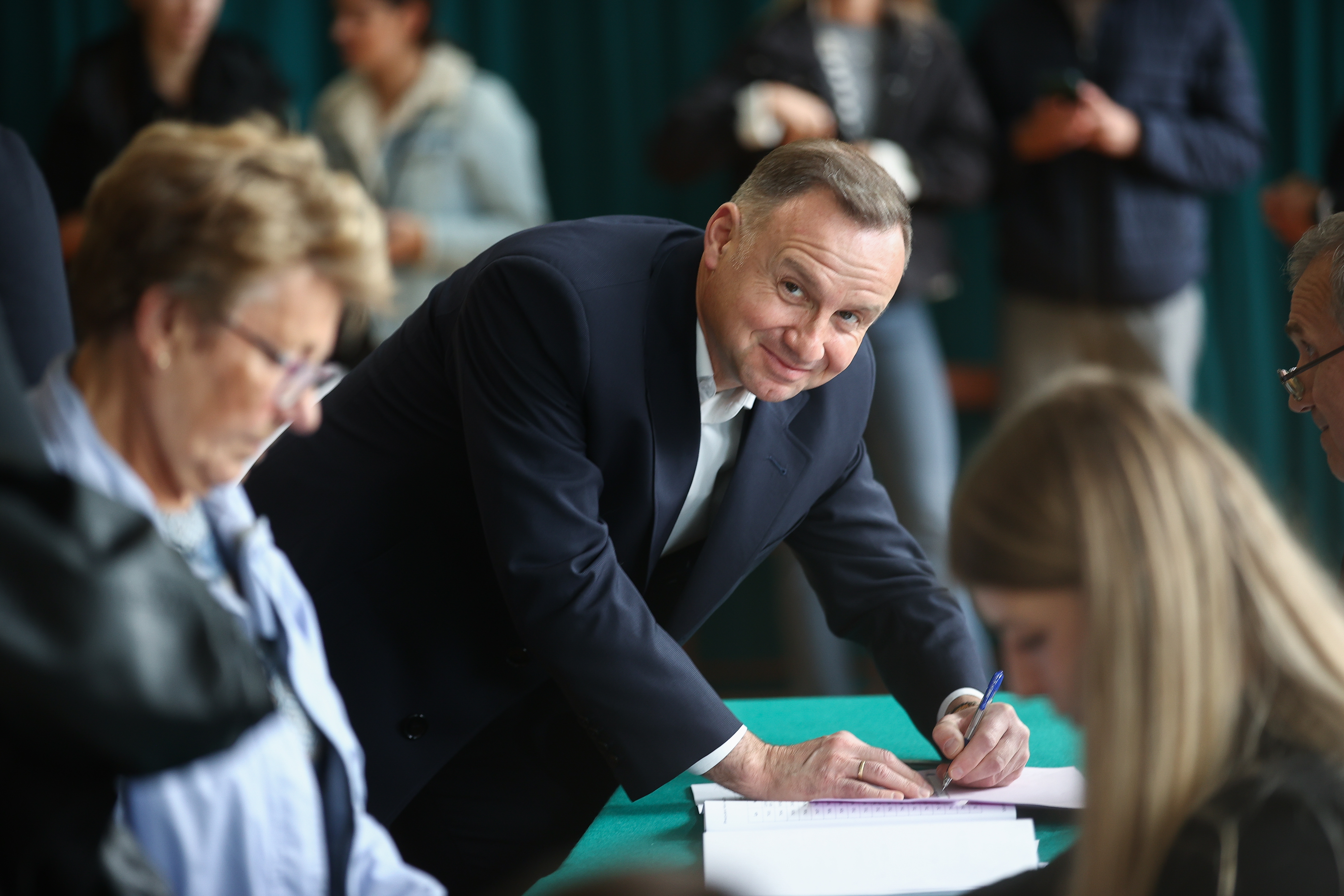 Prezydent RP Andrzej Duda oddał głos w lokalu wyborczym w Krakowie. 15.10.2023 r.