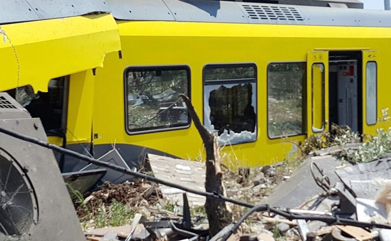 Do katastrofy doszło niedaleko miasta Bari w rejonie miejscowości Ruvo di Puglia i Corato. Zderzyły się tam dwa krótkie pociągi z czterema wagonami każdy, dowożące mieszkańców do pracy w tej części Apulii.<BR><BR> <I>Jest 20 ofiar śmiertelnych i czterech rannych w bardzo ciężkim stanie</I> - powiedział przedstawiciel miejscowych władz Giuseppe Corrado. Dodał, że potrzebna jest krew dla rannych.<BR><BR> Nie wiadomo, dlaczego oba składy znalazły się na tym samym torze, jedynym w tym miejscu.<BR><BR> Przybyły na miejsce katastrofy wiceprzewodniczący władz regionu Apulia <B>Antonio Nunziante</B> ocenił, że sytuacja jest
