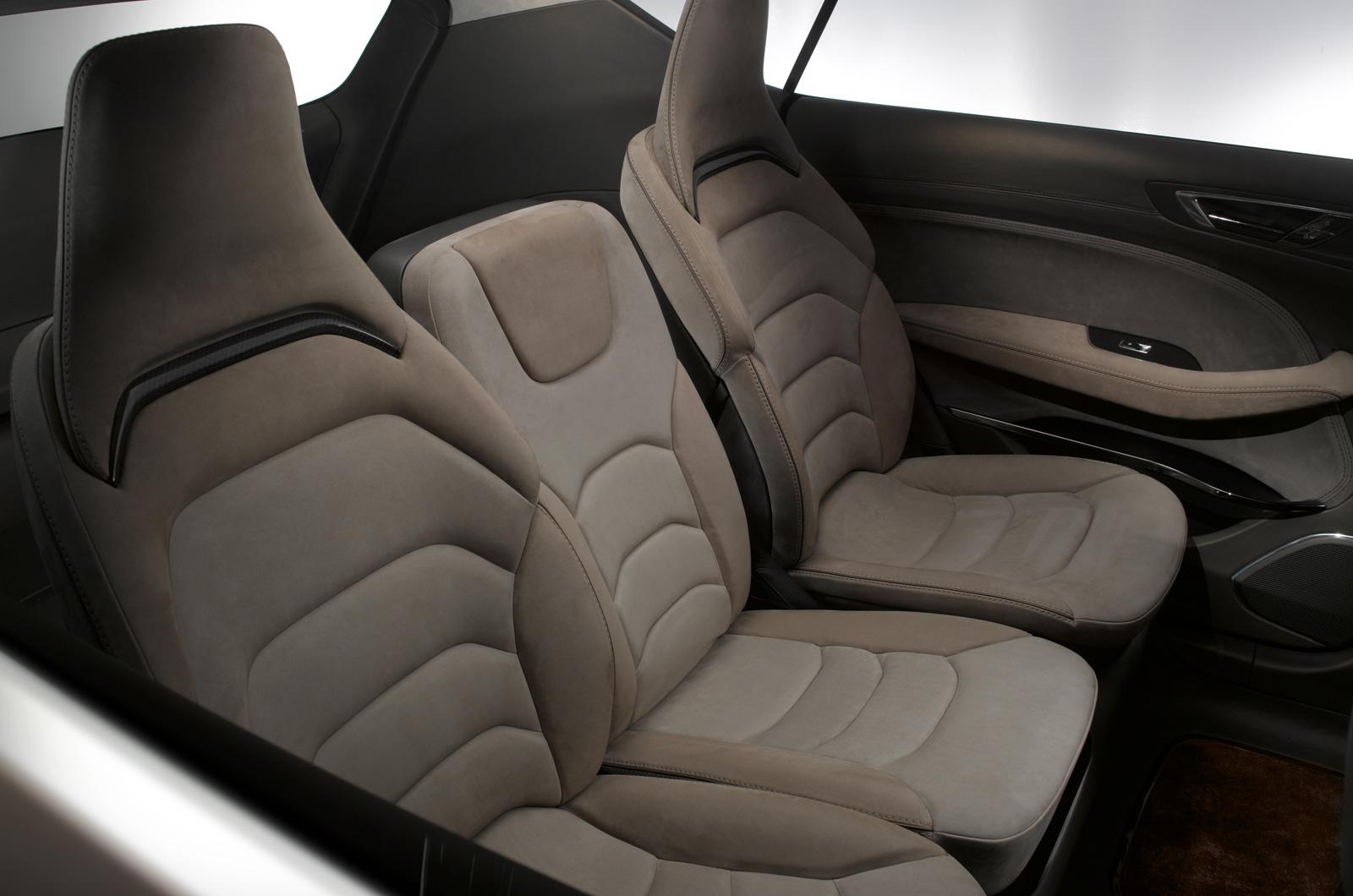 S-max concept podobnie jak obecny s-max czai się przy jezdni. Słowem to nie jest zwyczajny van - to van z ikrą. Kabina pomieści od 4 do 7 osób.