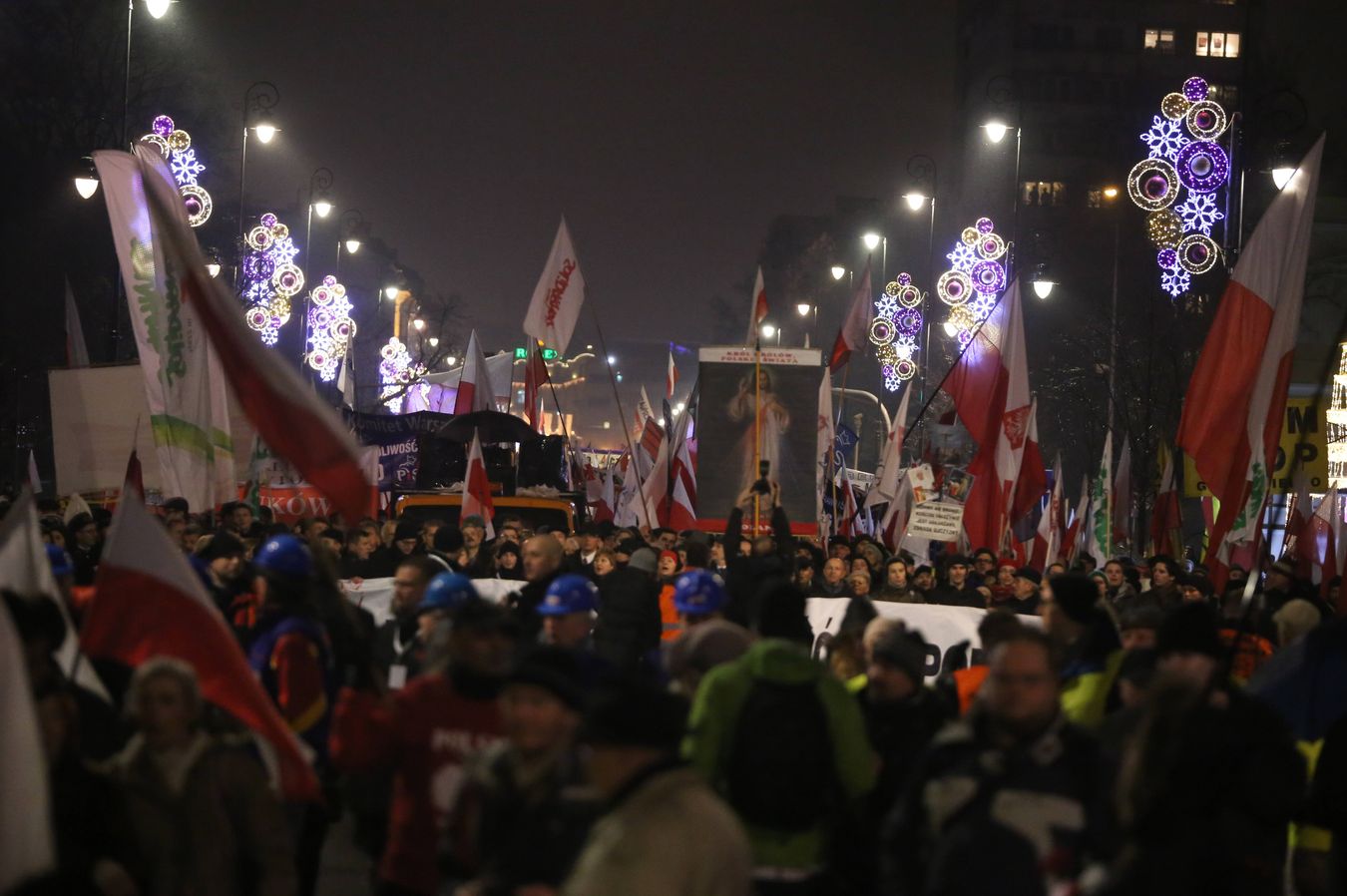 Brudziński przemawiał do tłumu: Ubrana z Kiszczakiem potraktujmy kopniakiem! - wołał.