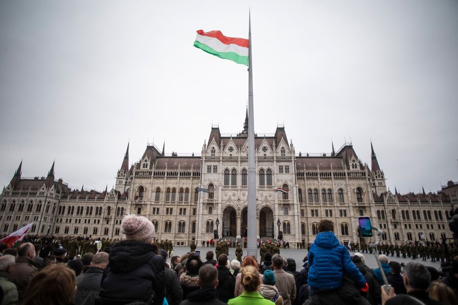 Március 15. – Felvonták a nemzeti lobogót az Országház előtt