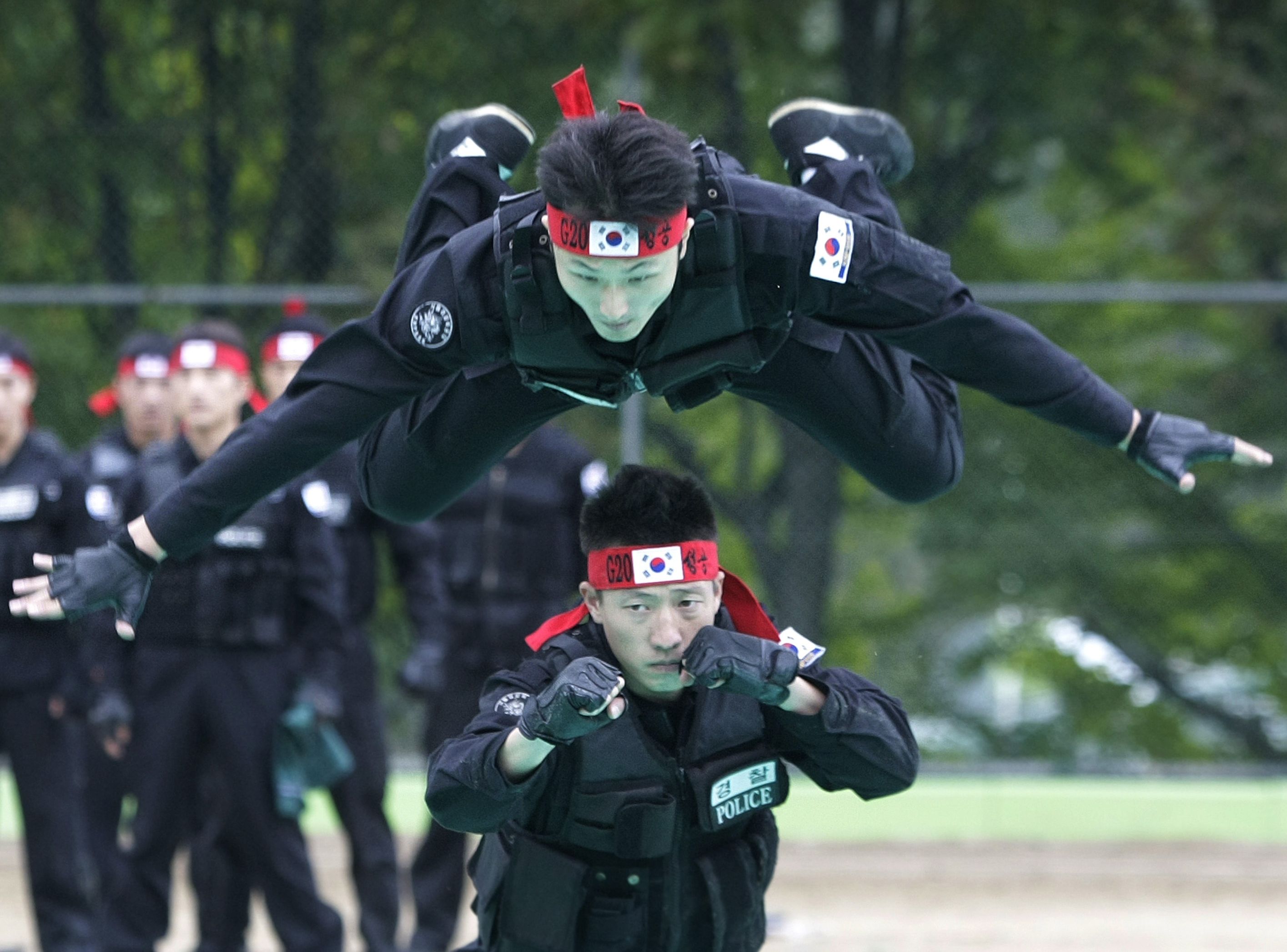 Południowokoreańscy policjanci przygotowują się do szczytu G20 w Seulu.