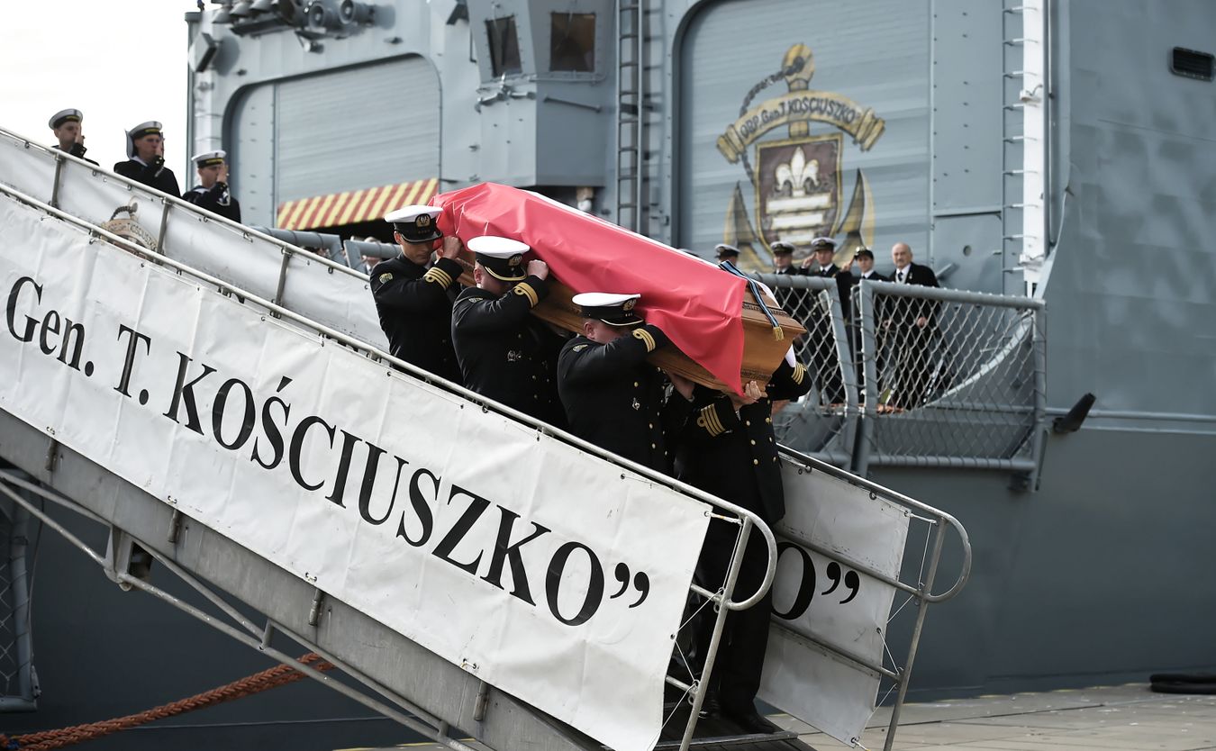 Szef MON powiedział, że 79 lat temu na Helu trwały walki, którymi dowodził adm. Unrug razem z oficerami,