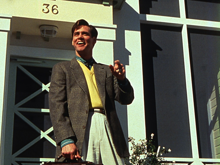 Truman (Jim Carrey) jest podsłuchiwany i podglądany przez cały świat , ale nie ma o tym bladego pojęcia. Mimowolnie bierze udział w reality show 24 godziny na dobę, reklamując bezwiednie produkty i amerykański sen o poprawnym życiu w sielskim miasteczku. Nawet jego życie intymne jest przedmiotem rozrywki. Truman w końcu zaczyna zauważać przerażające symptomy świadczące o tym, że życie i świat dookoła niego to tylko scenariusz i scenografia. Obsypana nagrodami tragikomedia okazała się w dużej mierze prorocza