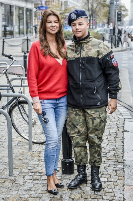 ... jest do tego stopnia zafascynowany wybraną profesją, że nawet na co dzień chodzi w militarnych strojach...