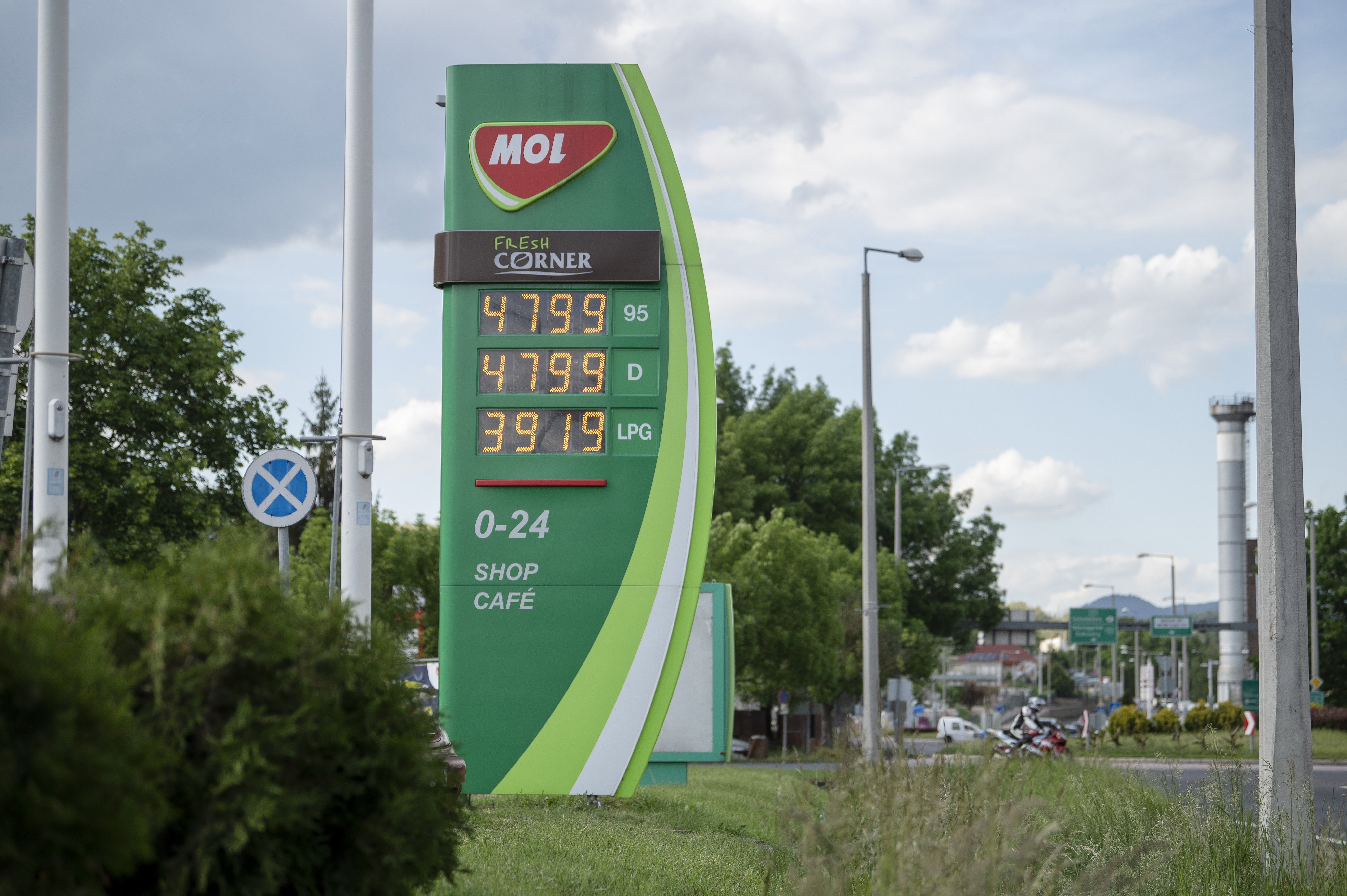 Korlátozták a Mol kutakon a hatósági áras üzemanyag vásárlását - Blikk