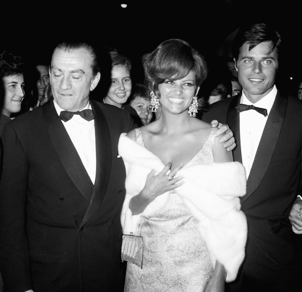 Claudia Cardinale, Luchino Visconti i Jean Sorel na festiwalu w Wenecji (1965)