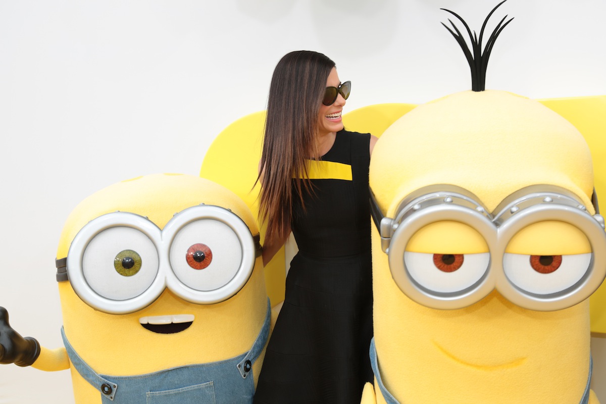 Minionkowe szpilki Sandry Bullock zrobiły na gościach uroczystości wielkie wrażenie i z miejsca stały się… najchętniej fotografowanymi. – Zabawne buty 50-letniej aktorki skradły całe show w LA. Dodatki inspirowane animacją były strzałem w dziesiątkę.