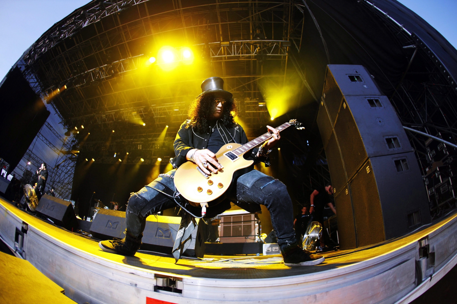 Slash jest właścicielem ponad stu gitar (najchętniej grywa na instrumentach Les Paula) i pacyfistą. Ma swoją gwiazdę na Hollywood Walk of Fame i z samym tylko Guns N'Roses Slash sprzedał ponad 100 milionów płyt na świecie. Artysta brał także udział w projektach takich muzyków jak Michael Jackson, Ray Charles czy Stevie Wonder. Z Jacksonem przyjaźnił się od czasu, gdy w 1990 roku zagrał w jego utworze