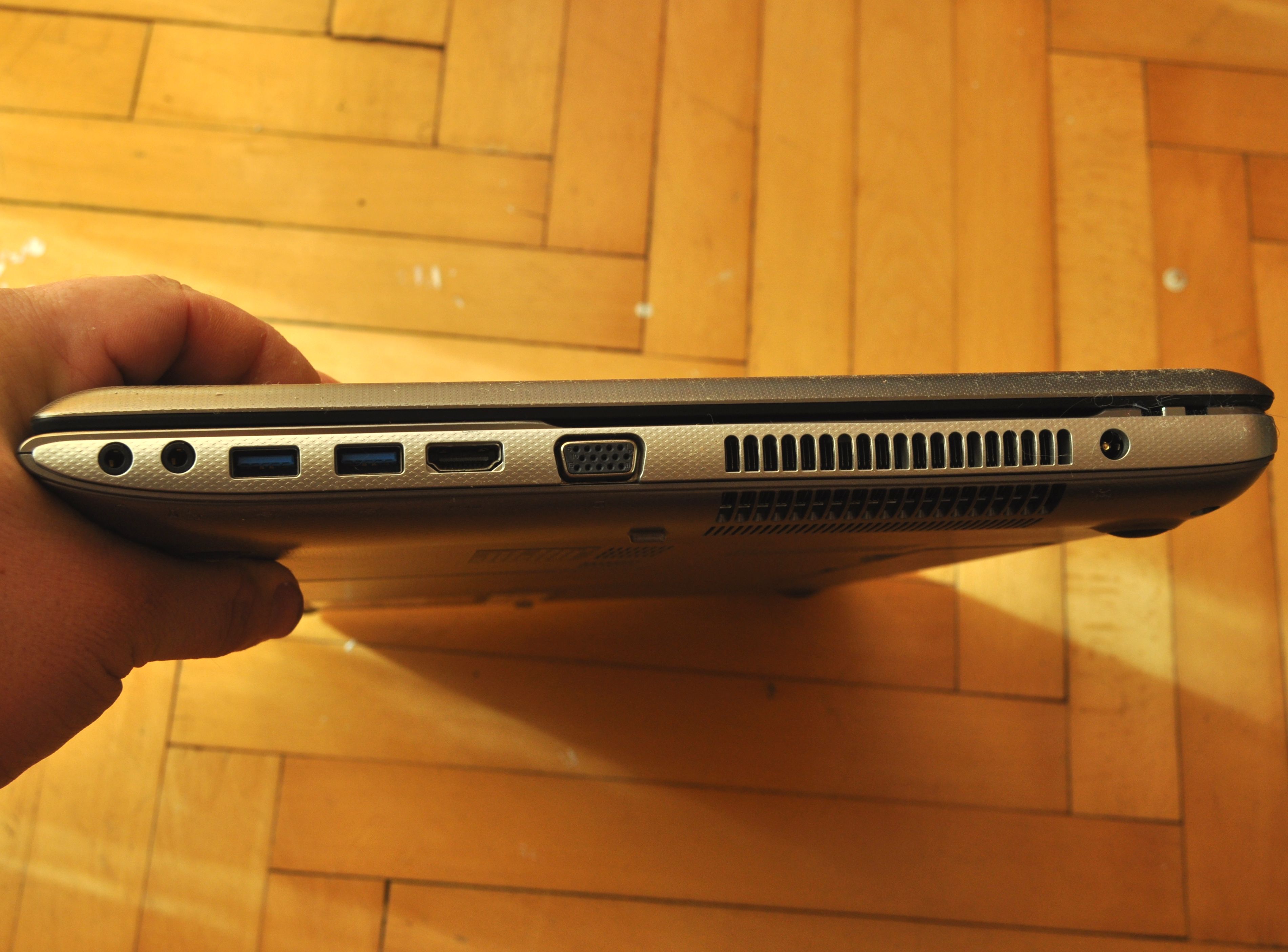 Z prawej strony, mamy gniazda słuchawek, mikrofonu, porty USB 3.0, gniazdo HDMI