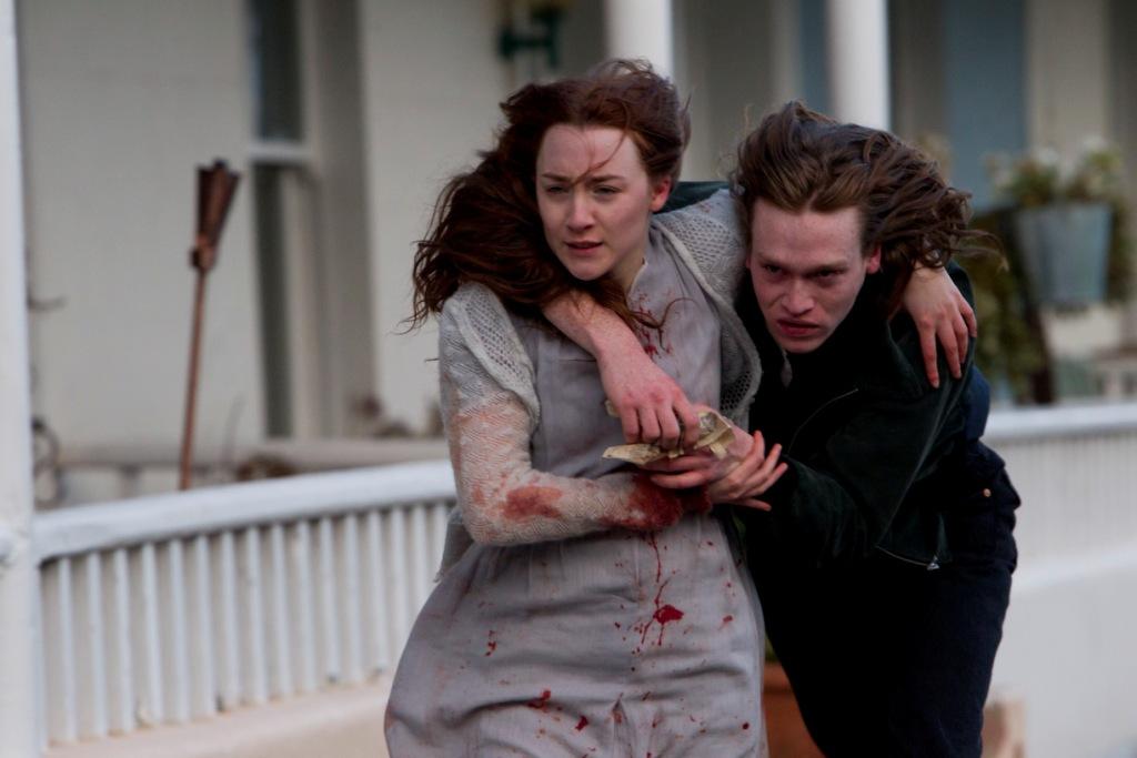 Saoirse Ronan i Caleb Landry Jones w