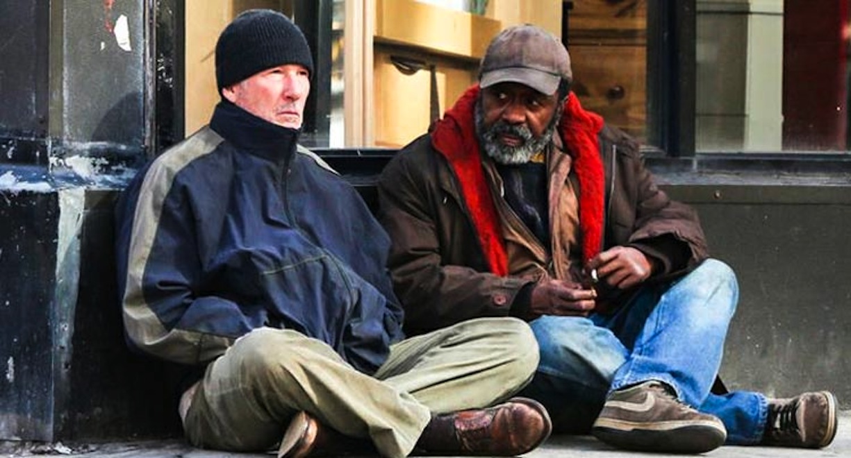 Richard Gere znakomity (i nierozpoznawalny, a zdjęcia kręcone były z ukrytej kamery) w roli bezdomnego nowojorczyka, który stara się odbudować swoje życie. Przede wszystkim relację z córką.