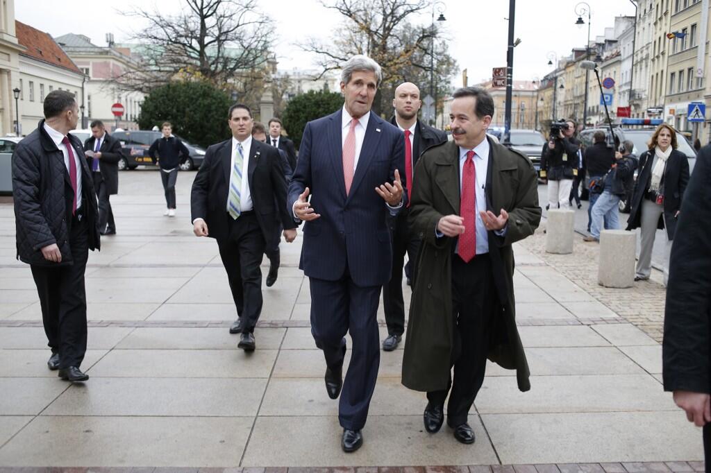John Kerry i ambasador USA w Polsce Stephen D. Mull minęli Pałac Prezydencki i pomaszerowali w kierunku Zamku Królewskiego