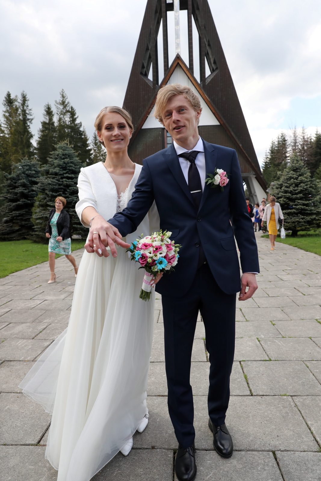 Reprezentant Polski w skokach narciarskich Dawid Kubacki poślubił Martę Majcher. Ceremonia odbyła się w sanktuarium Matki Bożej Częstochowskiej we wsi Bachledówka