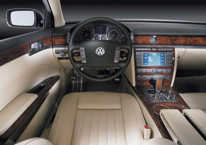 11 grudnia 2001 roku Volkswagen otworzył w centrum Drezna Szklaną Manufakturę, czyli luksusową fabrykę ze szkła. To właśnie tam w każdy dzień roboczy montowanych jest ręcznie 48 phaetonów. W Szklanej Manufakturze w Dreźnie pracuje około 500 osób.
