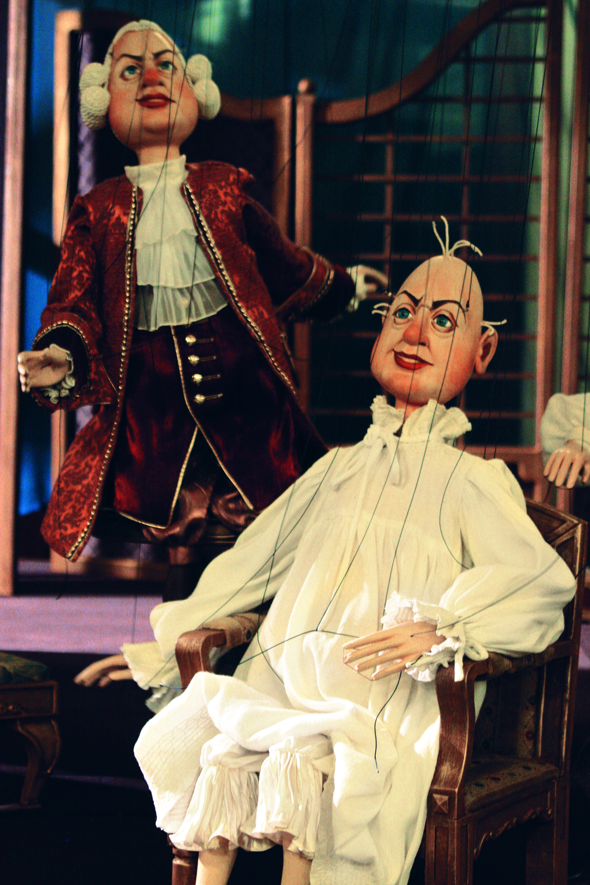 Na potrzeby projektu wybudowano specjalną scenę w Teatrze Królewskim w Starej Oranżerii. Marionetki zostały wykonane przez wybitnych polskich artystów-lalkarzy. Akcja poprowadzona zostanie na tle bogatej scenografii. Głosu marionetkom użyczą znakomici soliści Warszawskiej Opery Kameralnej – Marta Boberska oraz Sławomir Jurczak.