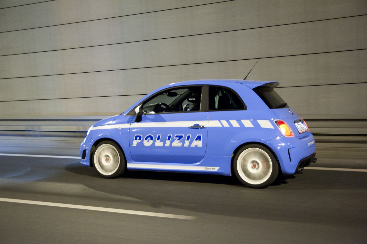 Abarth połyka jeden zakręt za drugim bez zająknięcia – to maszyna do wywoływania uśmiechu wielkości banana