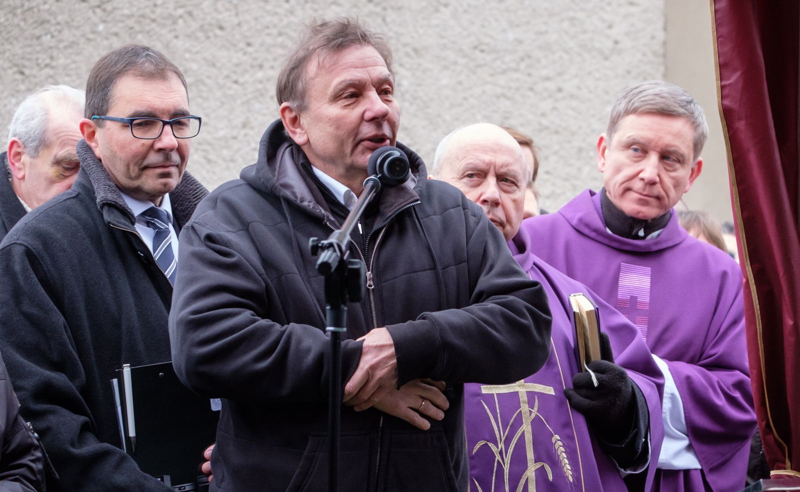 Zenon Laskowik, satyryk i sceniczny partner Bohdana Smolenia przemawia nad trumną przyjaciela