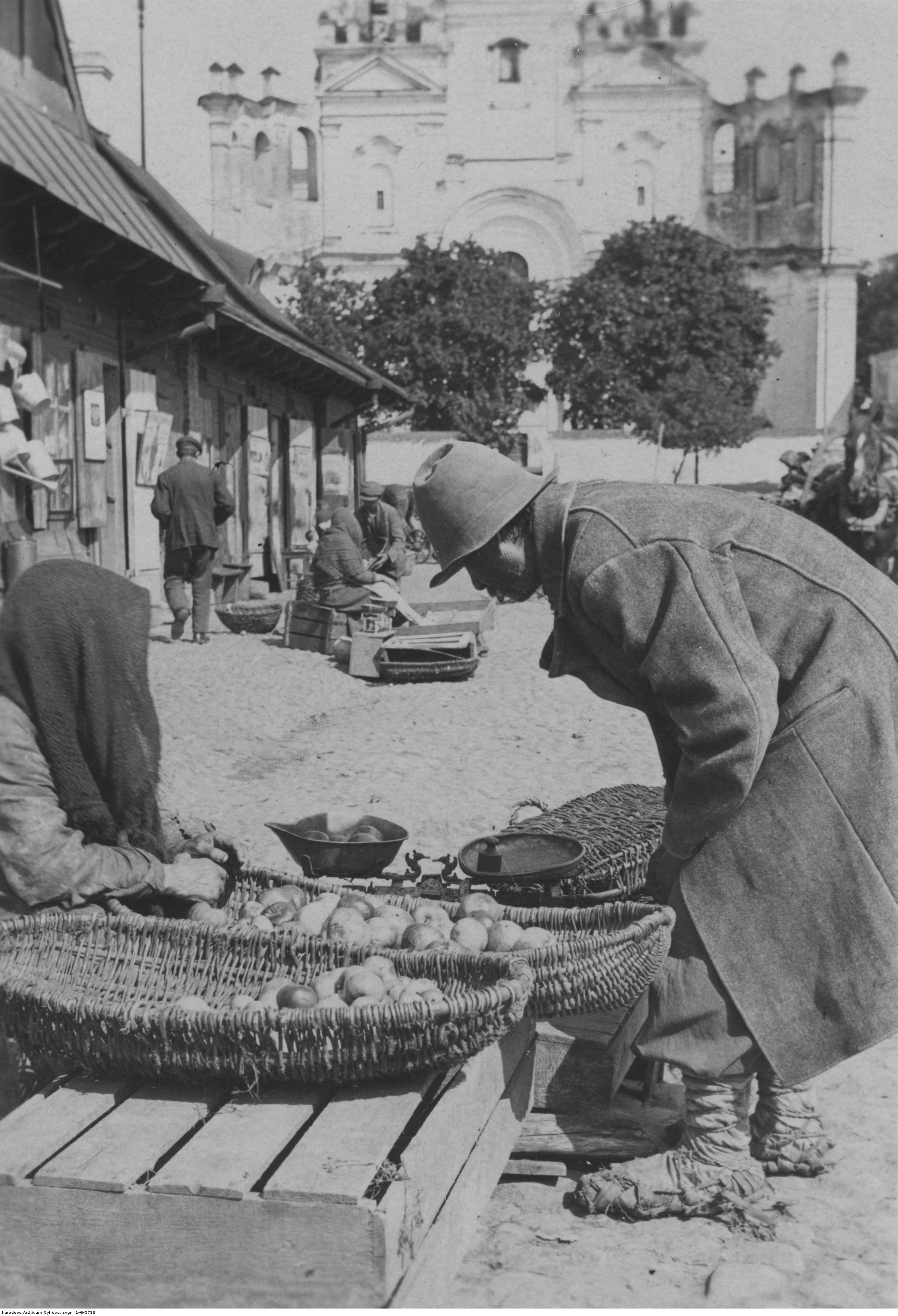 Pińsk, II połowa lat 30. XX w. Chłop sprzedający owoce przyjechał na targ w łapciach plecionych z brzozowego łyka