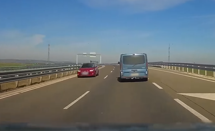 Hajszálon múlt a tragédia: a forgalommal szemben hajtott egy ámokfutó autós a 8-as főúton – videó