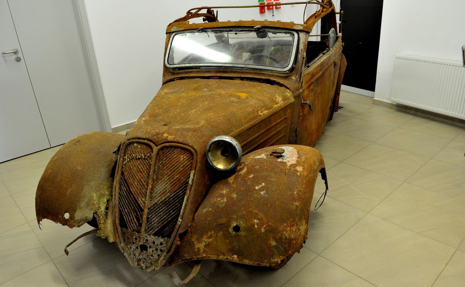 Właściciel samochodu i kolekcjoner zabytkowych pojazdów Marek Adamczak stwierdził, że auto jest w 100 procentach oryginalne i jak na swój wiek w bardzo dobrej kondycji.