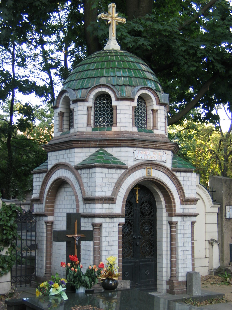 Trójwyznaniowy Stary Cmentarz w Łodzi to najstarsza w mieście nekropolii. Pochowani są tu ewangelicy, wyznawcy prawosławia i katolicy. Cmentarz powstał w latach 1855-1858. Ponieważ Łódź była miastem wielu religii, wyznaczono odrębne części dla katolików, protestantów i prawosławnych - obecnie część katolicka zajmuje obszar 11 ha, ewangelicka - 9 ha, a prawosławna - niespełna hektar powierzchni. Znajdują się tu mauzolea łódzkich rodów fabrykanckich - Grohmanów, Geyerów, Kunitzerów, Kindermannów. Najokazalszym z nich w części ewangelickiej jest neogotyckie mauzoleum wystawione w latach 1885–1888 według projektu Edwarda Lillpopa i Józefa Piusa Dziekońskiego zwane Kaplicą Scheiblerów, w której pochowany jest Karol Scheibler. Pochowani tu są m.in.: rzeźbiarz Wacław Konopka, wybitny malarz i teoretyk sztuki z kręgu konstruktywizmu Władysław Strzemiński oraz aktor Leon Niemczyk.