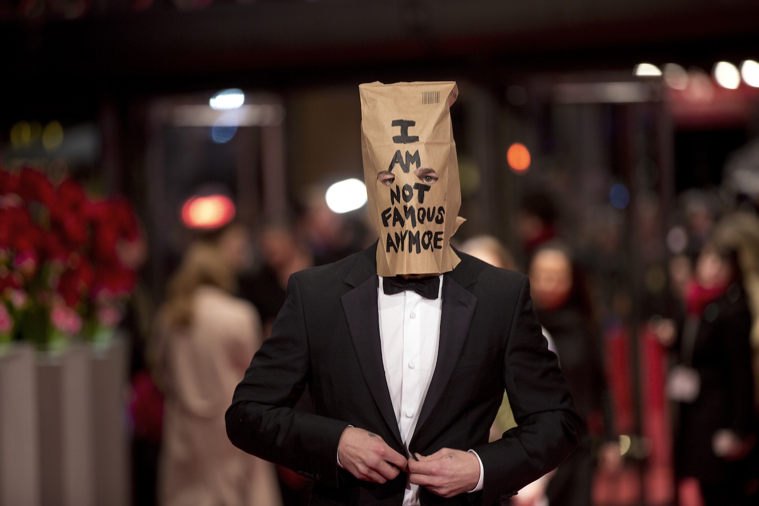 Shia LaBeouf w papierowej torbie na czerwonym dywanie