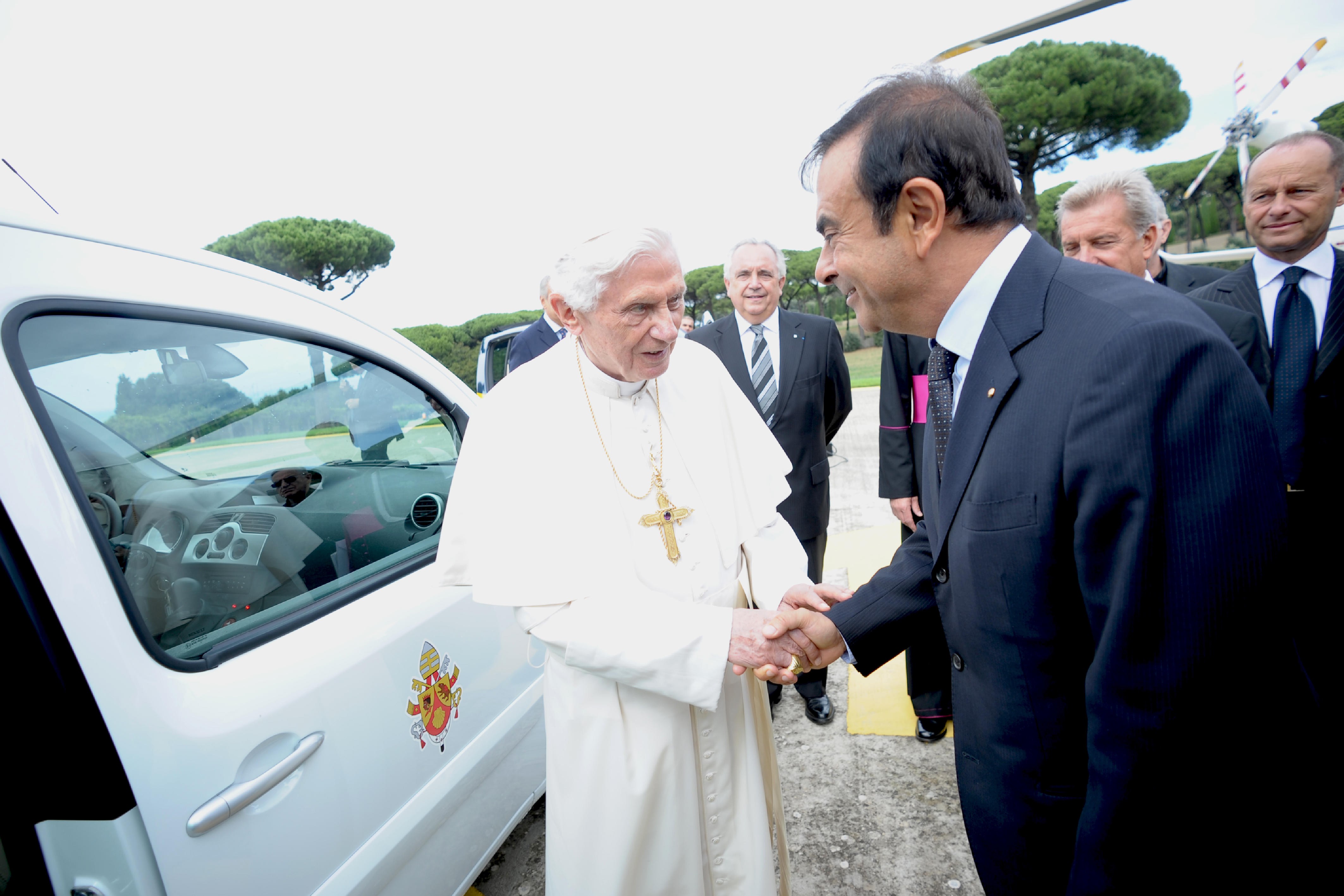 Benedykt XVI i Carlos Ghosn, prezes i dyrektor generalny grupy Renault