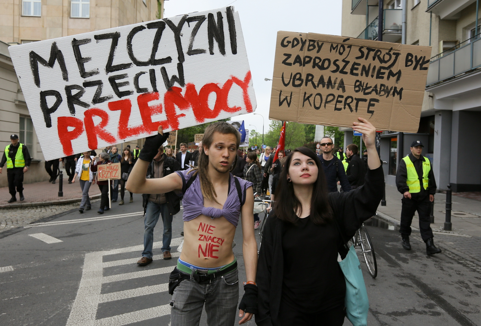 Demonstranci sprzeciwiają się m.in. usprawiedliwianiu sprawców przemocy ze względu na ubiór ofiary czy też jej zachowanie.