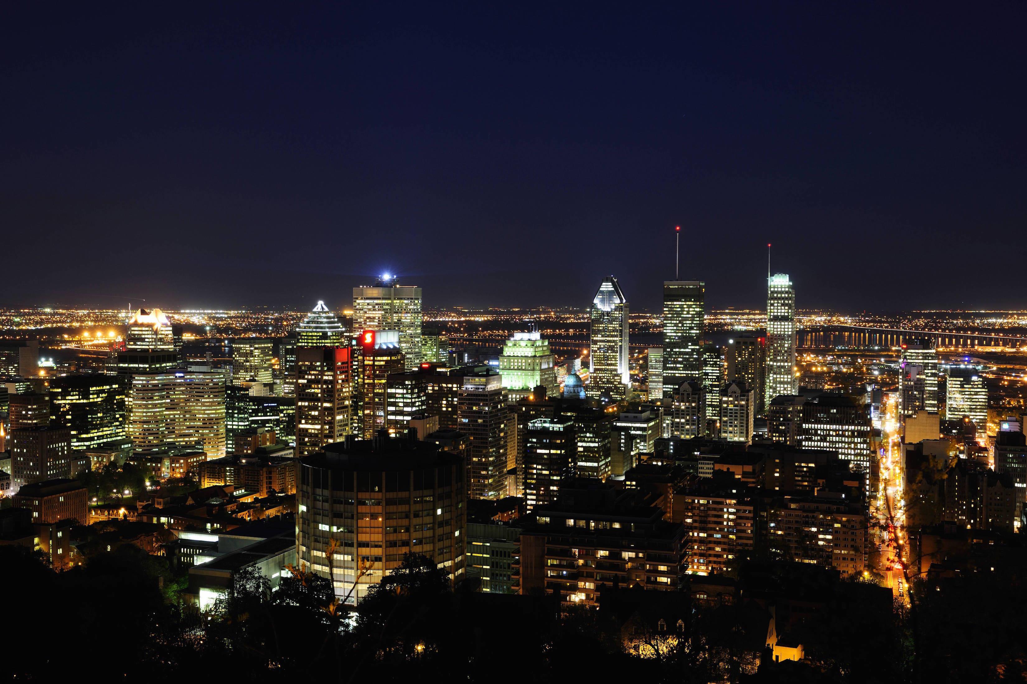 Skyline von Montreal bei Nacht vom Aussichtsberg Mont Royal aus 