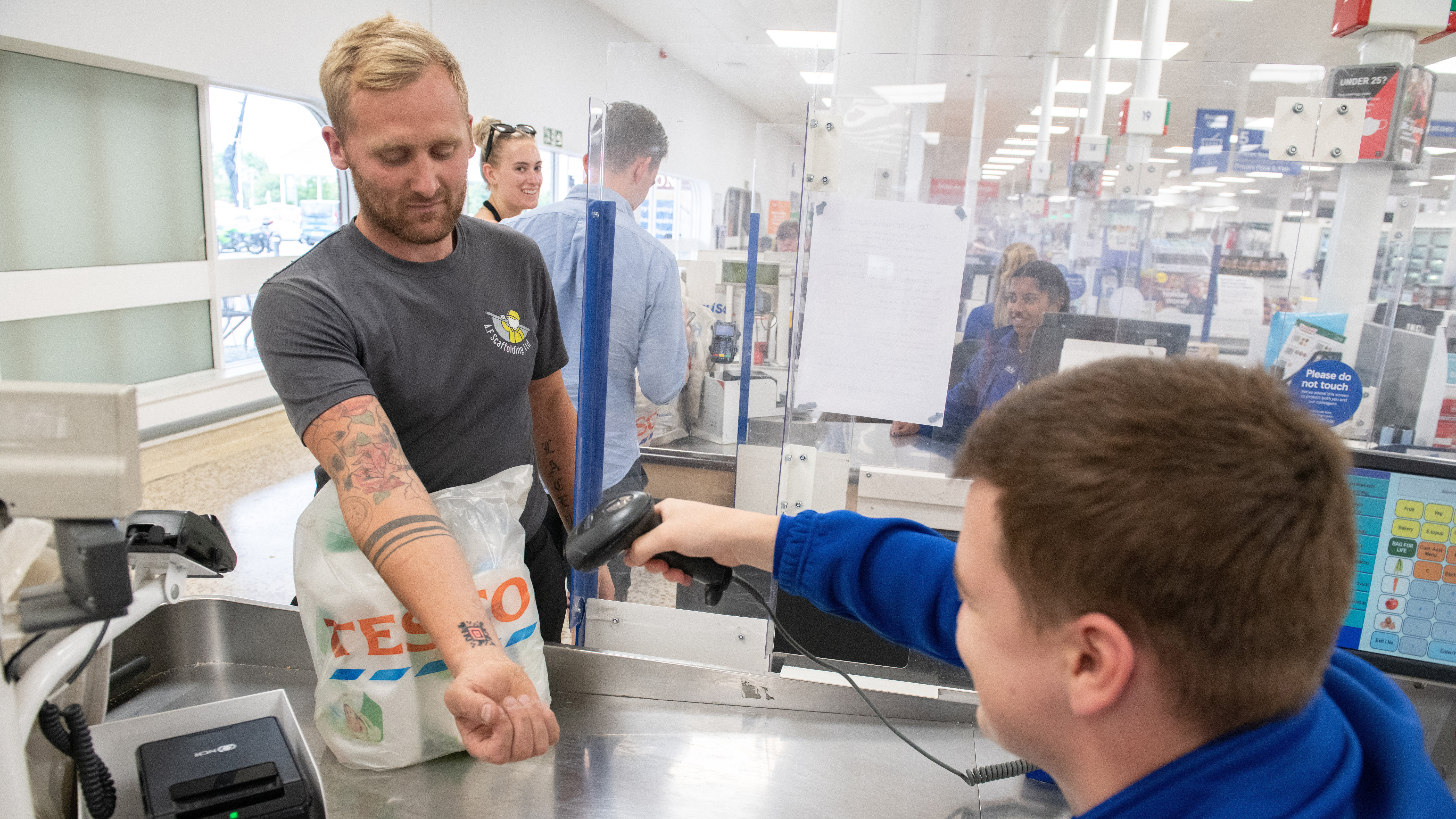 Tesco klubkártyát tetováltatott a karjára egy vásárló: ezzel indokolta