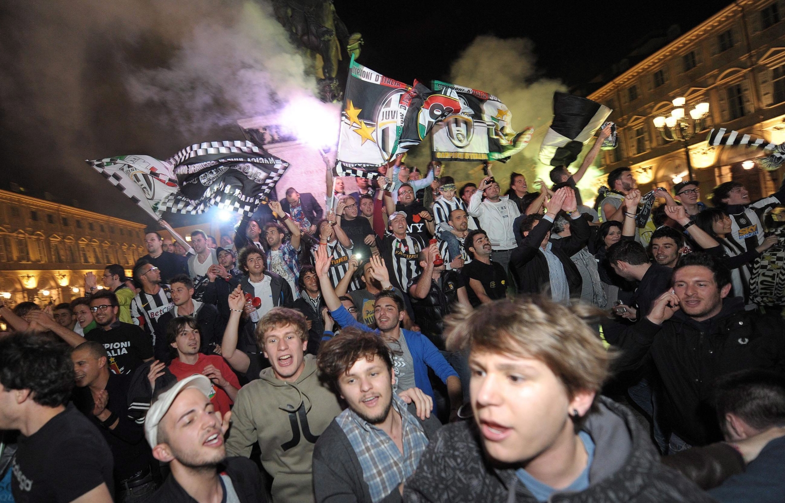 Kibice Juventusu świętują zdobycie mistrzostwa Włocha na Piazza San Carlo w Turynie