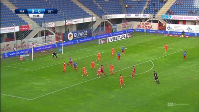 Piast - Bruk-Bet (1:0): Świetne podanie Jodłowca do Czerwińskiego, który delikatnym strzałem pokonał Trelę!
